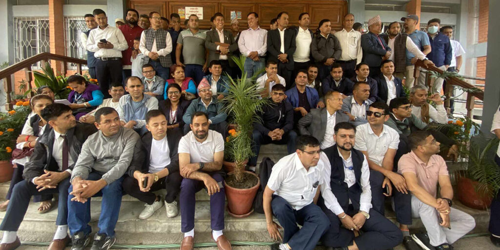 मन्त्रालयको ढोकैमा कर्मचारीहरुको धर्ना