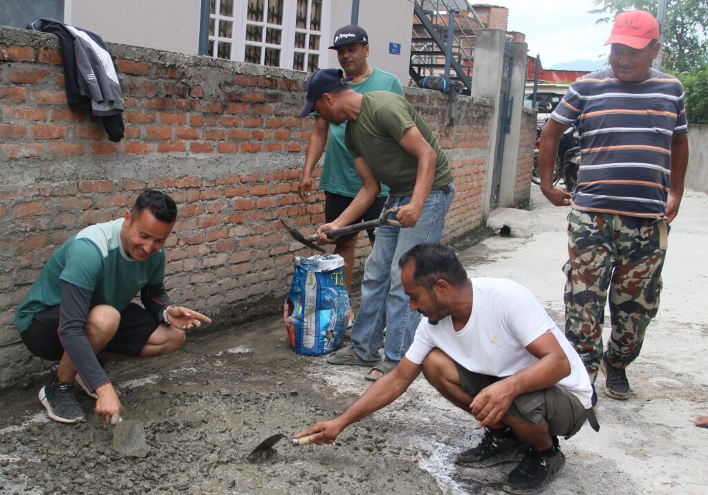 खुमलटार आदर्श समाजले मर्मत ग¥यो सडक