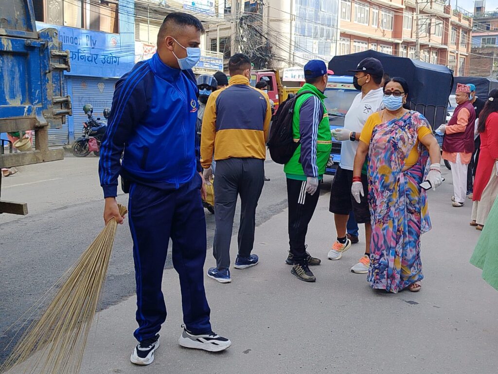 ललितपुरको चापागाउँ दोबाटोदेखि युलेन्स स्कुलसम्म सरसफाई