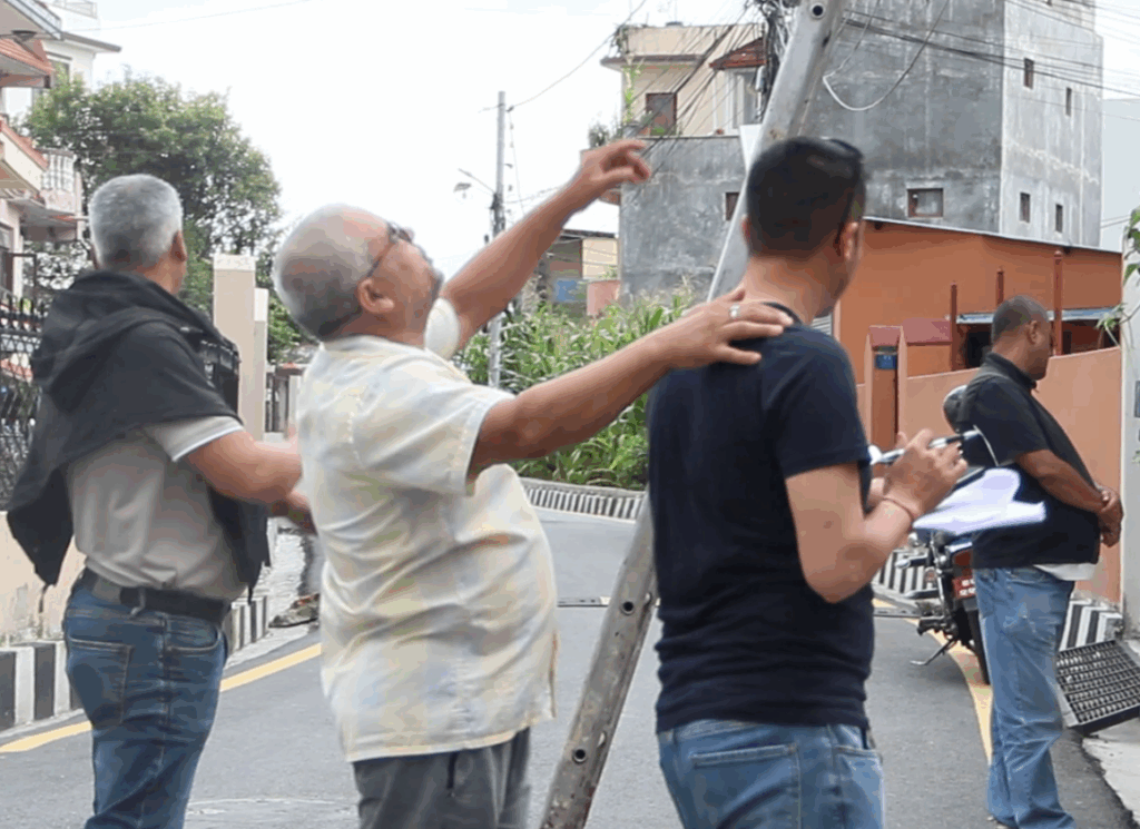 खुमलटारमा अव्यवस्थित विद्युत तार  धमाधम व्यवस्थापन हुँदै